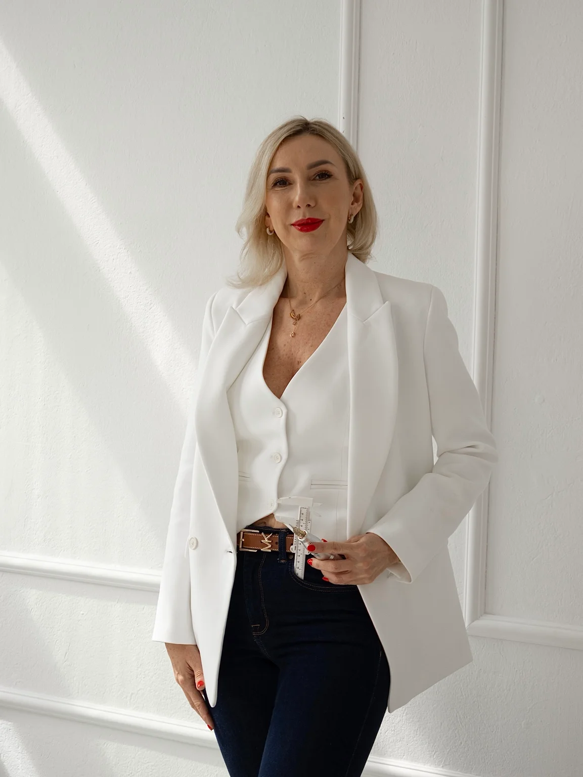 Aneta Jankowska w białej marynarce w Instytucie Młodości
